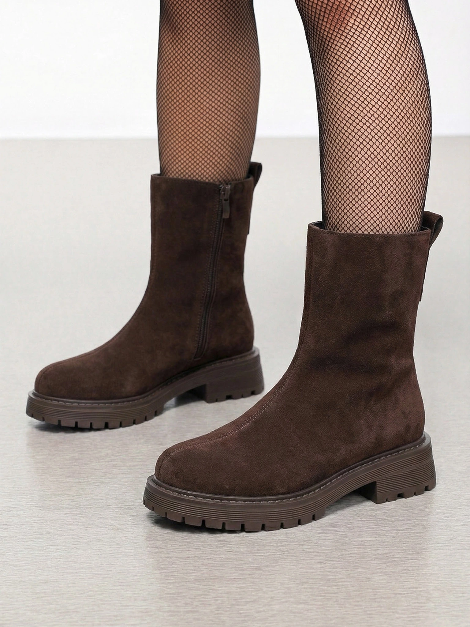 Ботинки темно-коричневого цвета из рельефной подошве